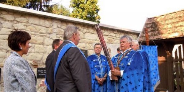 Lengyel borlovagokat avattak Miskolcon, a Magyar Szőlővirágzás ünnepén