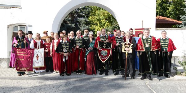 Szüreti felvonulás és borlovagi avatás Balatonkenesén