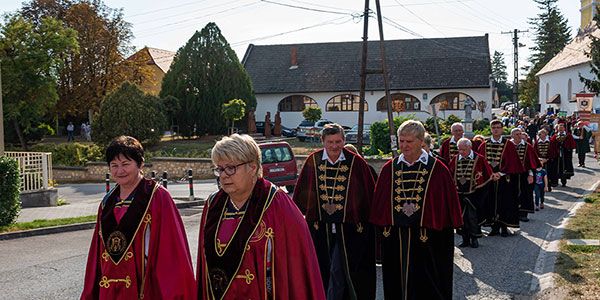 Külföldi vendégeket fogadott és új tagokat avatott a Kelet-Balatoni Borlovagrend